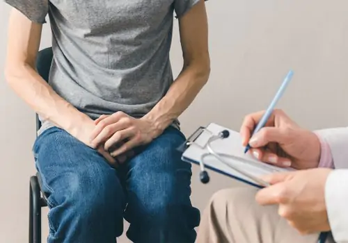 Khi có dấu hiệu bất thường nam giới cần chủ động khám điều trị bệnh ngay
