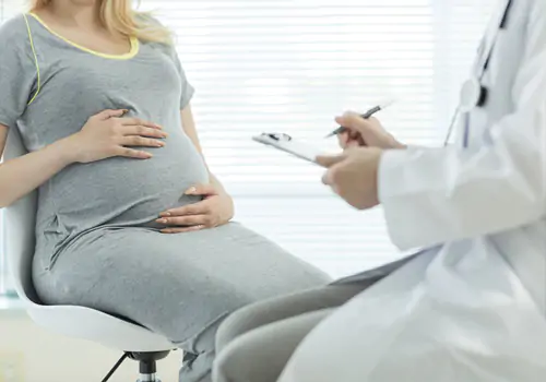 Gặp hiện tượng ra máu khi mang thai đến gặp bác sĩ chuyên khoa ngay